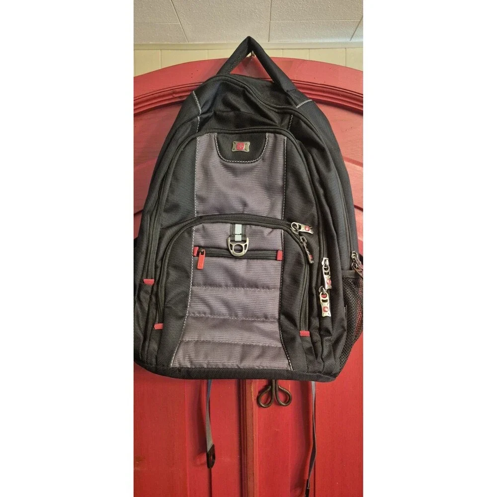 NWOT Wenger Pillar 16 inch Laptop Backpack  Black Gray (67382140) Never Carried